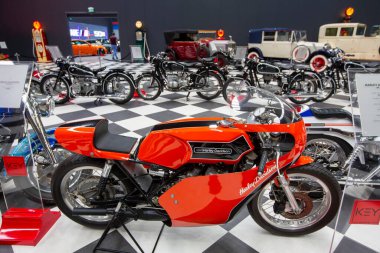 İzmir - Türkiye - 01 Mayıs 2025, Key Museum birçok otomobil, eski otomobil ve motosiklet markasına sahip kapsamlı bir otomobil müzesi.