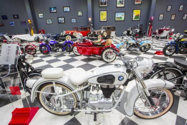 İzmir - Türkiye - 01 Mayıs 2025, Key Museum birçok otomobil, eski otomobil ve motosiklet markasına sahip kapsamlı bir otomobil müzesi.