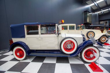 İzmir - Türkiye - 01 Mayıs 2025, Key Museum birçok otomobil, eski otomobil ve motosiklet markasına sahip kapsamlı bir otomobil müzesi.