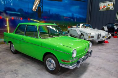 İzmir - Türkiye - 01 Mayıs 2025, Key Museum birçok otomobil, eski otomobil ve motosiklet markasına sahip kapsamlı bir otomobil müzesi.