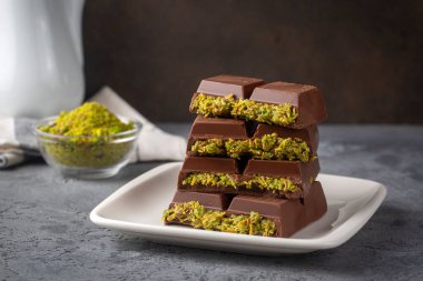 Dubai çikolatası, şam fıstığı ezmesi ve kunefe ile dolu sütlü çikolata.