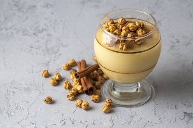 Boza veya Bosa, geleneksel Türk içkisi ve kızarmış nohut.