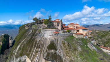 Meteora, Yunanistan 'ın Kalambaka kenti yakınlarında manastırları bulunan kayalık bir bölge.