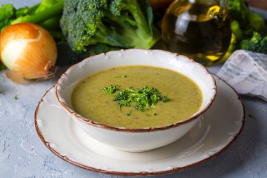 Yeşil çorba. Kremalı ve parmesanlı brokoli kremalı çorba. Sağlıklı vejetaryen yemeği. Beyaz masadaki üst görünüm.