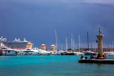 Saint Nicholas Fort Mandraki Limanı'na Rhodes city, Rodos Adası Yunanistan başkenti korur