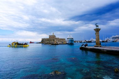 Saint Nicholas Fort Mandraki Limanı'na Rhodes city, Rodos Adası Yunanistan başkenti korur