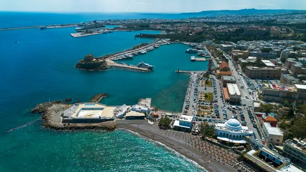 Saint Nicholas Fort Mandraki Limanı'na Rhodes city, Rodos Adası Yunanistan başkenti korur