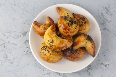 Türk mutfağından, ay çöreği çok lezzetlidir. Moon pogaca veya Moon coregi - Türk adı; Ay boregi ya da ay coregi