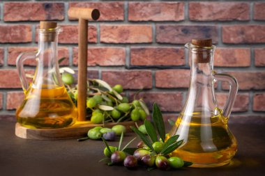 Yeşil taze zeytin ve zeytinyağı izole.