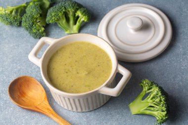 Yeşil çorba. Kremalı ve parmesanlı brokoli kremalı çorba. Sağlıklı vejetaryen yemeği. Beyaz masadaki üst görünüm.