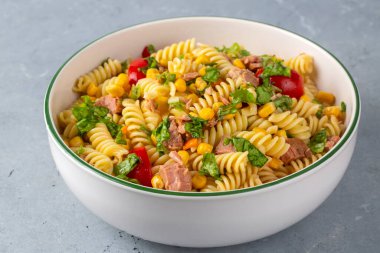 Ton balığı ve sebzeli makarna salatası. Ton balıklı makarna.