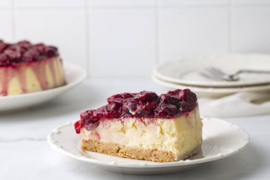 Masada kiraz reçelli cheesecake. Tatlı pastanın fotoğrafını kapat.
