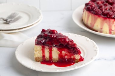 Masada kiraz reçelli cheesecake. Tatlı pastanın fotoğrafını kapat.