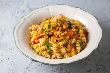 Ton balığı ve sebzeli makarna salatası. Ton balıklı makarna.