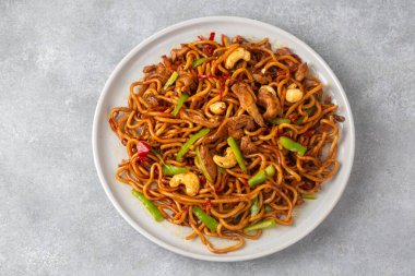 Tavuk, biber ve kaju fıstıklı erişte.