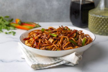 Tavuk, biber ve kaju fıstıklı erişte.