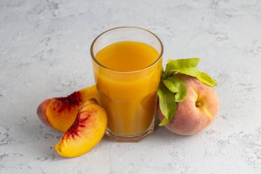 Bardaktaki doğal şeftali suyu.