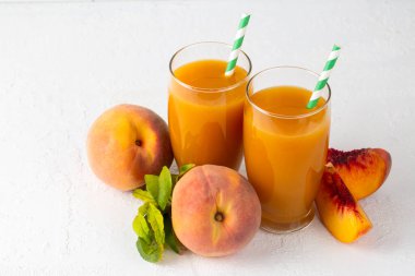 Bardaktaki doğal şeftali suyu.