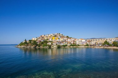 Kavala, Makedonya, Yunanistan ve Avrupa 'daki eski kent ve denizin manzarası