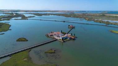 Yunanistan 'ın Porto Lagos kentindeki Vistonida Gölü üzerindeki Agios Nikolaos Manastırı üzerindeki hava aracı görüntüsü