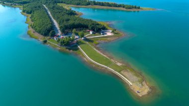 Yunanistan 'ın Thessaly kentindeki yapay Plastiras veya Tavropos gölü manzarası  