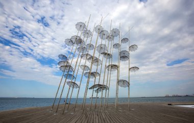 Yunanistan 'ın Selanik sahilindeki deniz kenarındaki metalik şemsiyeler