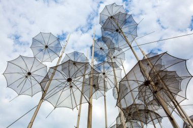 Yunanistan 'ın Selanik sahilindeki deniz kenarındaki metalik şemsiyeler