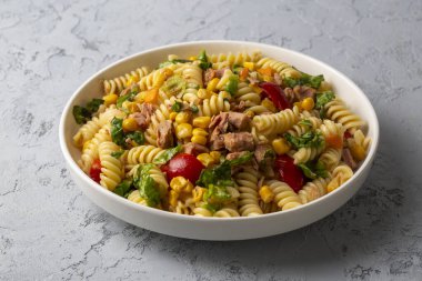 Ton balığı ve sebzeli Fusilli makarna.