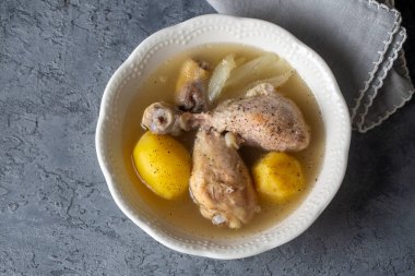 Patates ve haşlanmış tavuk budu.