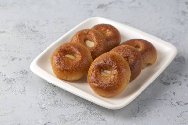 Geleneksel lezzetli Türk tatlısı (Türkçe: Sekerpare))