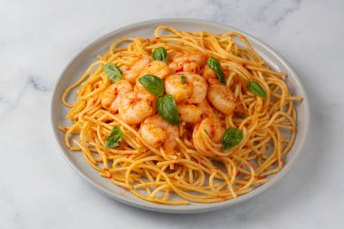 Baharatlı domates soslu makarna arrabbiata ve karides.