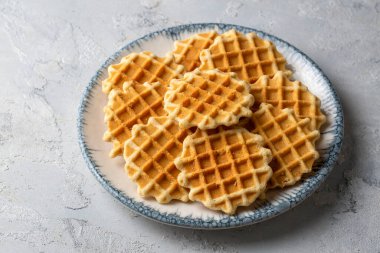 Bisküvi waffle 'ı çok lezzetli. Tabakta gözleme.