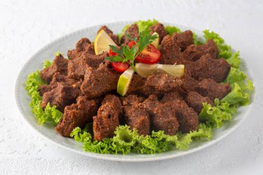 Geleneksel lezzetli Türk yemekleri; Türkçe adı; Cig kofte (Türkçe çiğ köfte) marullu