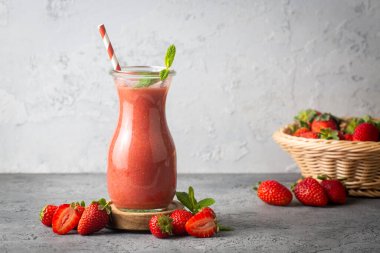 Çilekli içecek ya da milkshake..