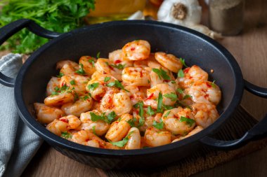 Lezzetli deniz ürünleri, ızgara karides, karides kızartma tavası.