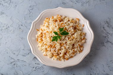 Geleneksel lezzetli Türk yemekleri; Türk usulü pirinç pilavı (Türkçe adı; Arpa sehriyeli pirinc pilavi)