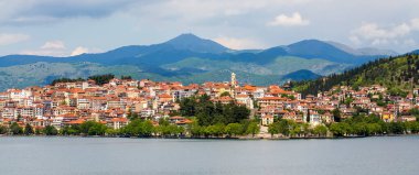  Yunanistan 'ın kuzeyinde Kastoria şehri ve Orestiada Gölü