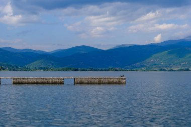 Yunanistan 'ın kuzeyinde Kastoria şehri ve Orestiada Gölü