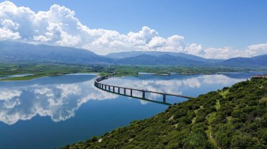 Kozani 'deki Polyfytos Gölü üzerindeki Neraida Köprüsü veya Servia Köprüsü.