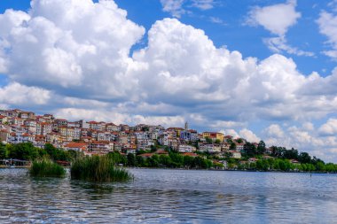 Yunanistan 'ın kuzeyinde Kastoria şehri ve Orestiada Gölü