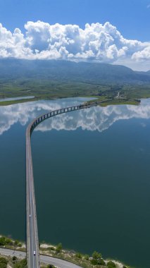 Kozani 'deki Polyfytos Gölü üzerindeki Neraida Köprüsü veya Servia Köprüsü.