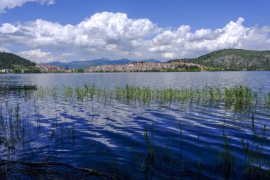 Yunanistan 'ın kuzeyinde Kastoria şehri ve Orestiada Gölü