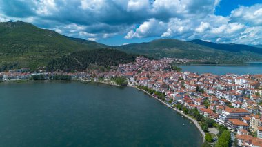 Yunanistan 'ın kuzeyinde Kastoria şehri ve Orestiada Gölü