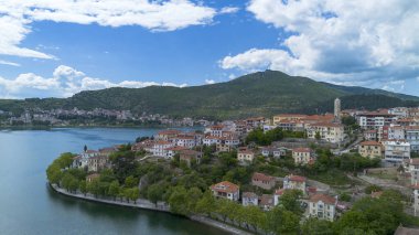 Yunanistan 'ın kuzeyinde Kastoria şehri ve Orestiada Gölü