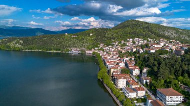 Yunanistan 'ın kuzeyinde Kastoria şehri ve Orestiada Gölü