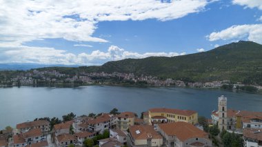 Yunanistan 'ın kuzeyinde Kastoria şehri ve Orestiada Gölü