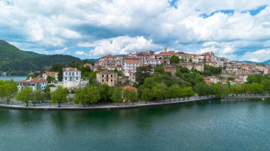 Yunanistan 'ın kuzeyinde Kastoria şehri ve Orestiada Gölü