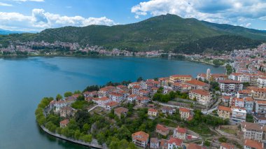 Yunanistan 'ın kuzeyinde Kastoria şehri ve Orestiada Gölü