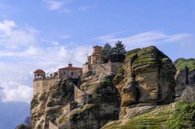 Meteora, Yunanistan 'ın Kalambaka kenti yakınlarında manastırları bulunan kayalık bir bölge.