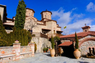 Meteora, Yunanistan 'ın Kalambaka kenti yakınlarında manastırları bulunan kayalık bir bölge.